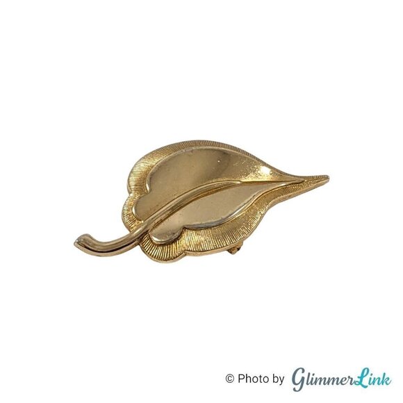 Vintage Monet Gold Tone Polished & Ribbed Leaf Brooch - Picture 2 of 10